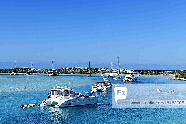 Segelboote und Katamarane ankern vor Warderick Wells  Bahamas and Exuma Cays Land and Sea Nationalpark  Bahamas  Mittelamerika