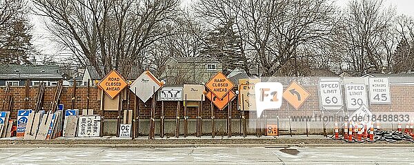 Madison Heights  Michigan  Straßenschilder und Absperrungen für ein Autobahnbauprojekt entlang einer Interstate Highway in einem Vorort von Detroit