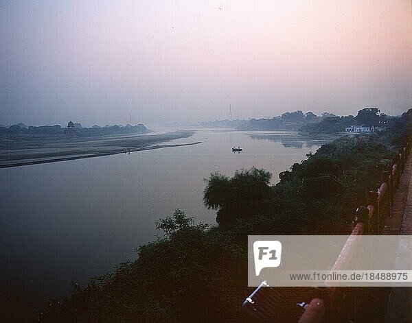 Der Verkehr  hier in Neu Delhi  Agra und Zentralindien im Oktober 1999  zu Wasser  Landstrasse  Schiene und Großstadt hat ein anderes Gesicht als in Europa. Fluss bei Agra im frühen Morgen  IND
