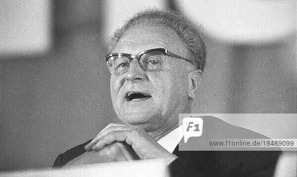 Personalities from politics  economy and culture from the years 1965-71. Waldemar von Knoeringen (SPD) d. 1971  DEU  Germany  Europe
