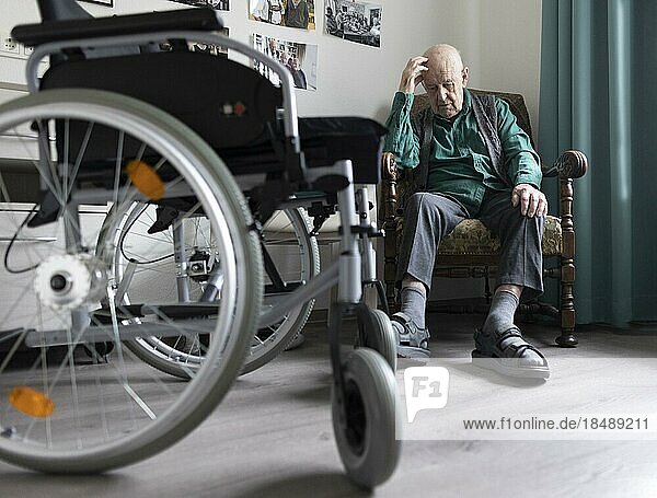 Alter Mann  sitzt alleine in seinem Zimmer im Pflegeheim  Heidelberg  Deutschland  Europa