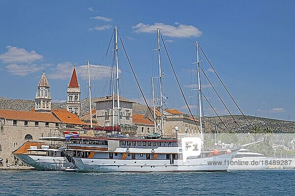 Große Segelschiffe und Yachten im Hafen der historischen Altstadt von Trogir an der Adria  Gespanschaft Split Dalmatien  Kroatien  Europa