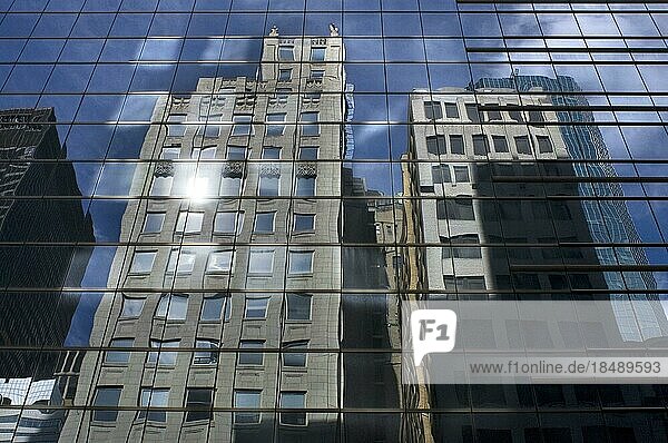 Reflection in the Lever House building  New York  USA  Nordamerika