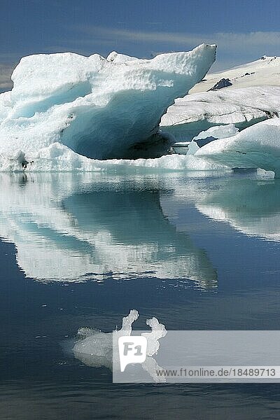 Eisberg im Gletschersee Jökulsárlón  Jokulsarlon  Vatnajökull Nationalpark  Island  Europa