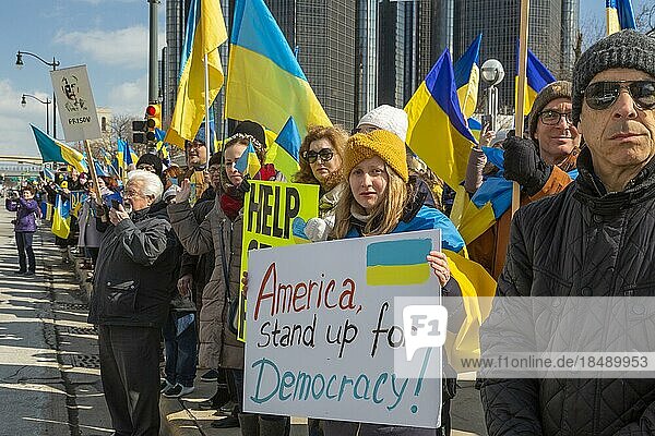 Detroit  Michigan USA  27. Februar 2022  Hunderte von Menschen und ein langer Konvoi von Lastwagen schlossen sich einer Kundgebung zur Unterstützung der Ukrainer in ihrem Kampf gegen die russische Invasion in ihrem Land an. Fast 40.000 Einwohner Michigans sind ukrainischer Abstammung