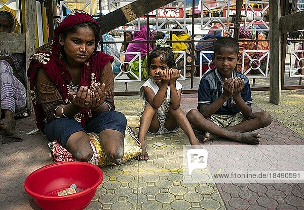 Indische Muslima mit Kindern verrichten das zweite Freitagsgebet im heiligen Monat Ramadan in der Nähe einer Moschee in Guwahati  Indien  am 31. März 2023  Asien