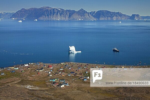 Bunte Häuser im Fischerdorf Qaarsut  Nordgrönland  Grönland  Nordamerika