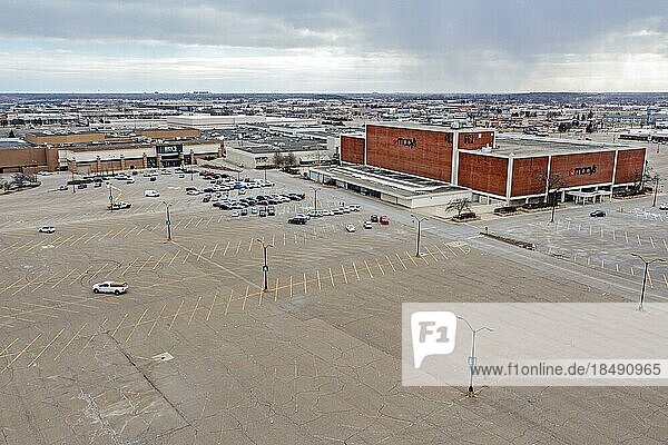 Troy  Michigan  Ein weitgehend leerer Parkplatz an der Oakland Mall  einem regionalen Einkaufszentrum in einem Vorort von Detroit  während der Covid 19 Pandemie