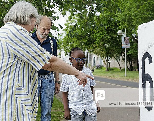 Großeltern auf Zeit. Älteres Ehepaar betreut ehrenamtlich für einige Stunden in der Woche einen Jungen aus Afrika.  Bonn  Deutschland  Europa