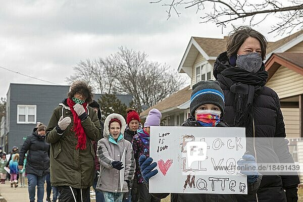 Royal Oak  Michigan USA  17. Januar 2022  Hunderte von Eltern und Kindern nahmen an einem Marsch zum Gedenken an den Martin Luther King Jr. Tag teil. Die Veranstaltung war ein Projekt der Schulbezirke in Royal Oak und Berkley  zwei überwiegend weißen Vororten von Detroit