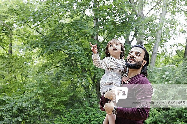 Vater mit Kind im Grünen  Bonn  Deutschland  Europa