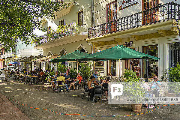 Blick auf Café und Restaurant im Columbus Park  Santo Domingo  Dominikanische Republik  Westindien  Karibik  Mittelamerika