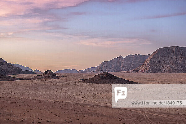 Wadi Rum-Ebene vor Sonnenaufgang mit sanften Pastellfarben  UNESCO-Weltkulturerbe  Jordanien  Naher Osten
