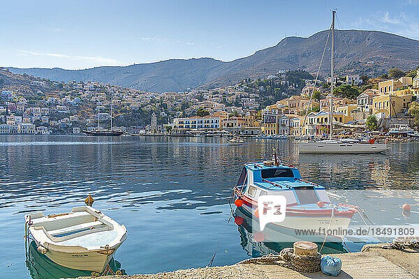 Blick auf Boote im Hafen von Symi Stadt  Insel Symi  Dodekanes  Griechische Inseln  Griechenland  Europa
