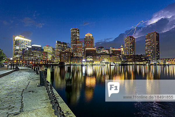 Blitz über Boston Waterfront  Boston  Massachusetts  Neuengland  Vereinigte Staaten von Amerika  Nord-Amerika