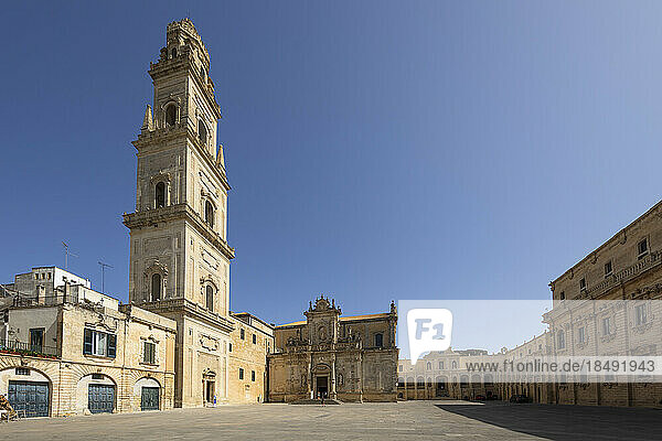 Der Dom und der Palazzo Vescovile mit dem Glockenturm auf der Piazza del Duomo  Lecce  Apulien  Italien  Europa