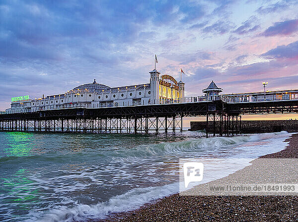 Brighton Palace Pier in der Abenddämmerung  Stadt Brighton und Hove  East Sussex  England  Vereinigtes Königreich  Europa