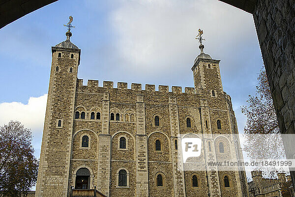 Tower of London durch den Bogen  UNESCO-Weltkulturerbe  London  England  Vereinigtes Königreich  Europa