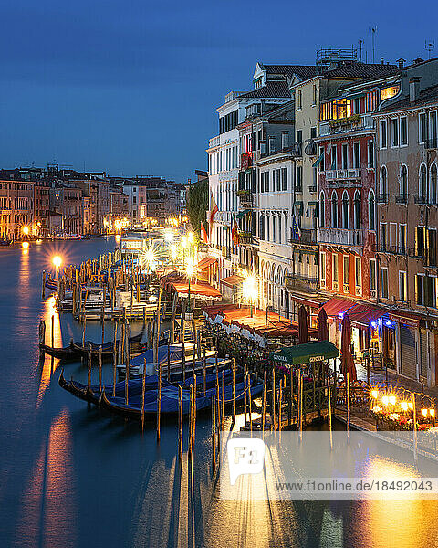 Rialto in der Dämmerung  Venedig  UNESCO-Weltkulturerbe  Venetien  Italien  Europa
