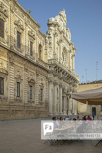 Basilica di Santa Croce und Cafe in der Via Umberto 1 am späten Nachmittag  Lecce  Apulien  Italien  Europa