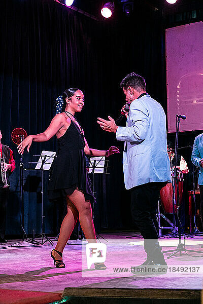 Tänzerin und Sängerin im Buena Vista Social Club  Havanna  Kuba  Westindien  Karibik  Mittelamerika