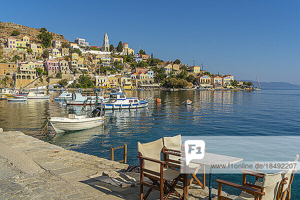 Blick auf die Verkündigungskirche mit Blick auf die Stadt Symi  Insel Symi  Dodekanes  Griechische Inseln  Griechenland  Europa