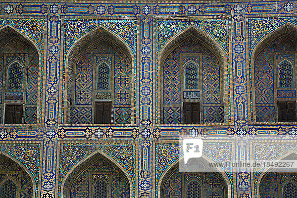 Außenräume  Tilla-Kari Madrassa  fertiggestellt 1660  Registan-Platz  UNESCO-Weltkulturerbe  Samarkand  Usbekistan  Zentralasien  Asien