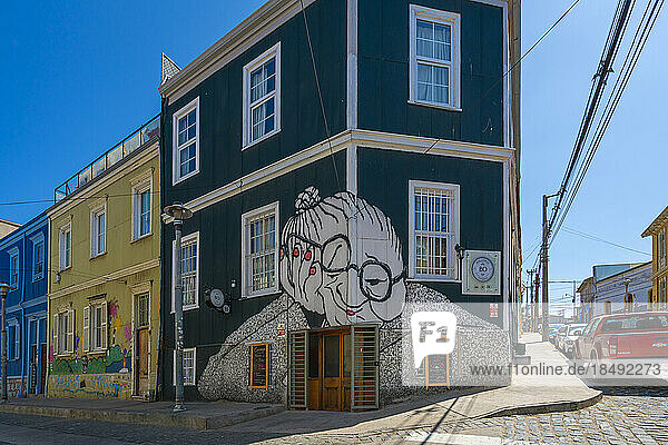 Straßenkunst namens Abuelita Aburrida (Gelangweilte Großmutter) von den Künstlern Ella und Pitr  Cerro Alegre  Valparaiso  Chile  Südamerika
