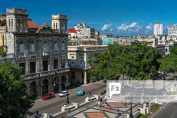 Paseo del Prado  Luftaufnahme mit Spaziergängern und blauem Oldtimer voller Touristen  Havanna  Kuba  Westindien  Karibik  Mittelamerika