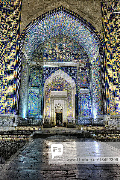 Abend  Eingang  Bibi Khanym Moschee  erbaut 1399-1405  UNESCO Weltkulturerbe  Samarkand  Usbekistan  Zentralasien  Asien