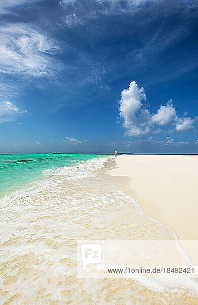Ein Mann geht auf einer Sandbank im Indischen Ozean spazieren  Baa Atoll  Malediven  Indischer Ozean  Asien