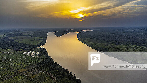 Abendlicht über dem River Gambia National Park  Gambia  Westafrika  Afrika