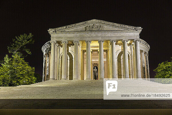 Nachtansicht des Thomas Jefferson Memorial  beleuchtet bei Nacht im West Potomac Park  Washington  D.C.  Vereinigte Staaten von Amerika  Nordamerika