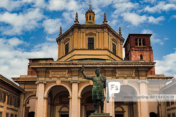 Christliche Kirche der Basilika San Lorenzo Maggiore Fassade unter einem Himmel mit Wolken in Mailand  Lombardei  Italien  Europa