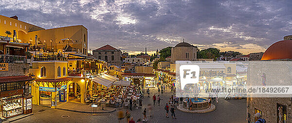Blick auf den Hippokrates-Platz in der Abenddämmerung  Altstadt von Rhodos  UNESCO-Weltkulturerbe  Rhodos  Dodekanes  Griechische Inseln  Griechenland  Europa