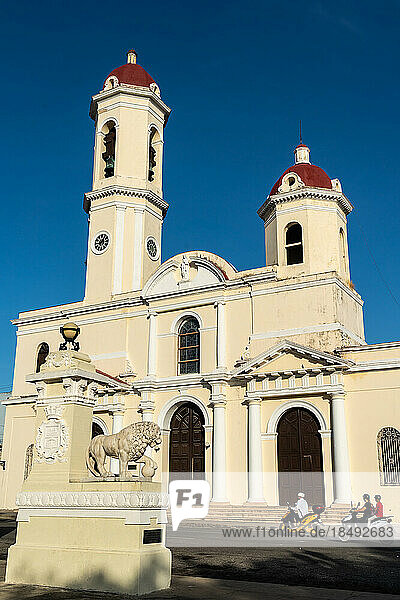 Kathedrale von Cienfuegos vor azurblauem Himmel  Mopedfahrer im Vordergrund  Cienfuegos  UNESCO-Weltkulturerbe  Kuba  Westindien  Karibik  Mittelamerika