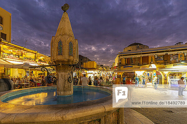Blick auf den Brunnen am Hippokrates-Platz in der Abenddämmerung  Altstadt von Rhodos  UNESCO-Weltkulturerbe  Rhodos  Dodekanes  Griechische Inseln  Griechenland  Europa