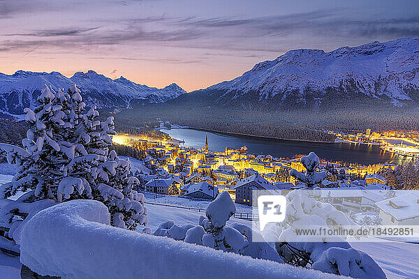 Märchenhafte Ansicht von St. Moritz in einer verschneiten Winterdämmerung  Engadin  Kanton Graubünden  Schweiz  Europa