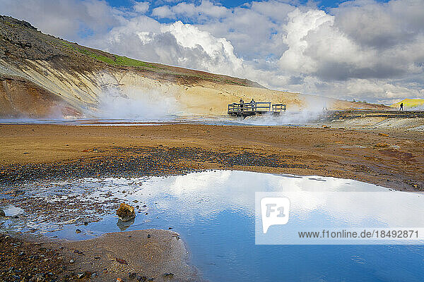 Touristen besuchen das geothermische Gebiet und die heißen Quellen in Seltun Hot Springs  Krysuvik  Hauptstadtregion  Island  Polarregionen