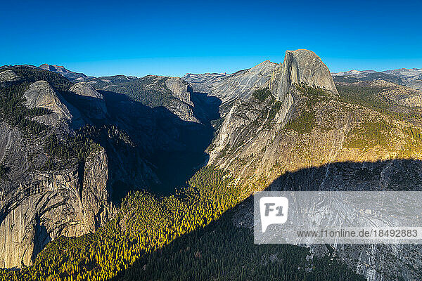 Half Dome Granitfelsformation  Yosemite National Park  UNESCO Weltkulturerbe  Sierra Nevada  Kalifornien  Vereinigte Staaten von Amerika  Nordamerika