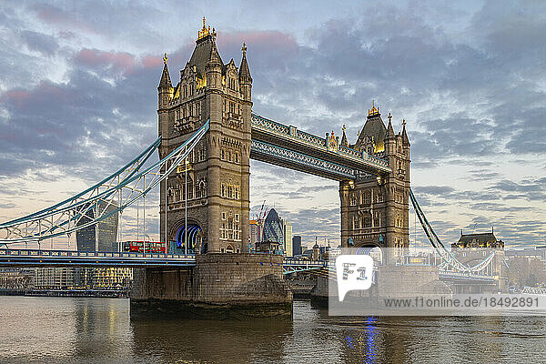 Tower Bridge in der Morgendämmerung  London  England  Vereinigtes Königreich  Europa