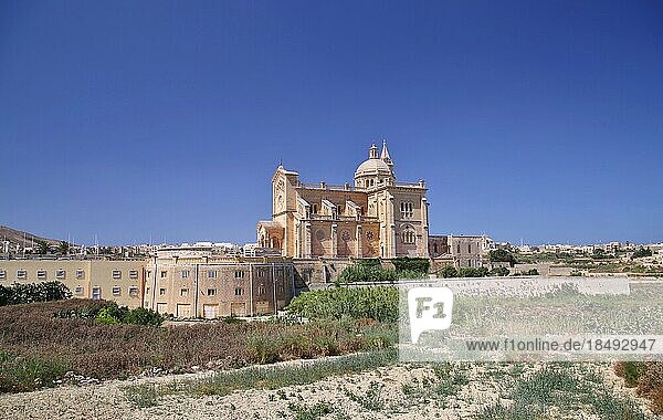 Die Basilika des Nationalheiligtums der Seligen Jungfrau von Ta' Pinu in Gharb  Gozo  Republik Malta  Mittelmeer  Europa