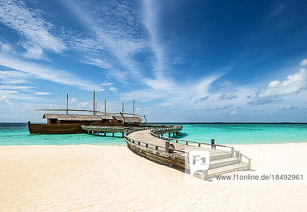 Ein Anlegesteg zu einem Dhoni  einem traditionellen maledivischen Fischerboot  Baa Atoll  Malediven  Indischer Ozean  Asien