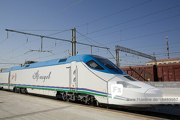 Afrosiyob-Schnellzug  Usbekische Eisenbahnen  Usbekistan  Zentralasien  Asien