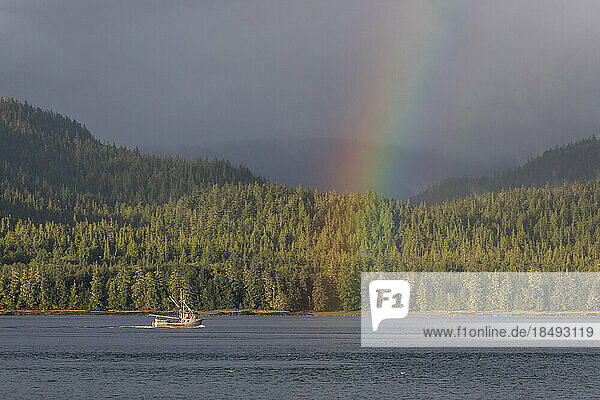Kommerzielles Fischerboot mit einem Regenbogen im Behm-Kanal  Südost-Alaska  Vereinigte Staaten von Amerika  Nordamerika