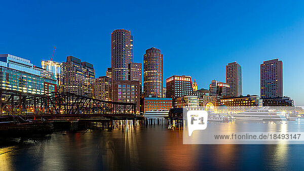 Boston Waterfront in der Morgendämmerung  Boston  Massachusetts  Neuengland  Vereinigte Staaten von Amerika  Nord-Amerika