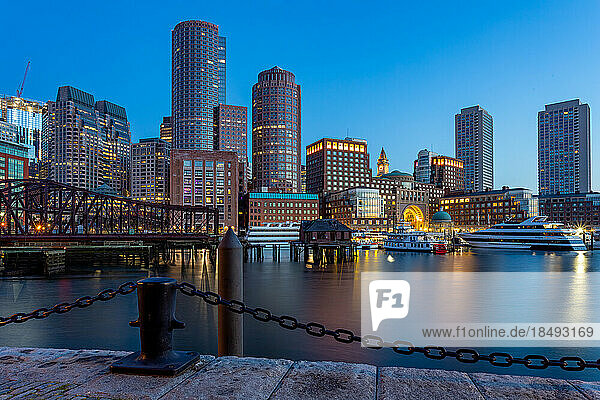 Boston Waterfront in der Morgendämmerung  Boston  Massachusetts  Neuengland  Vereinigte Staaten von Amerika  Nord-Amerika