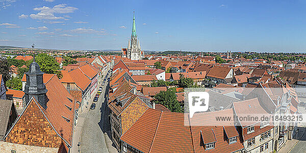Blick vom Rabenturm über die Altstadt auf die St. Marienkirche  Mühlhausen  Thüringen  Deutschland  Europa