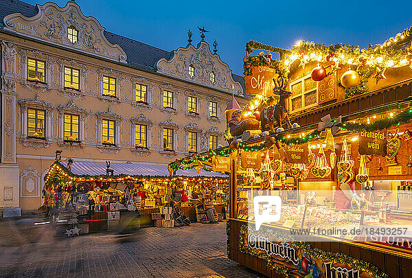 Blick auf Weihnachtsmarkt  Maria Chappel und Falkenhaus am Oberen Markt in der Abenddämmerung  Würzburg  Bayern  Deutschland  Europa
