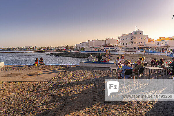 Blick auf Strand und Bars an einem sonnigen Tag  Corralejo  Fuerteventura  Kanarische Inseln  Spanien  Atlantik  Europa